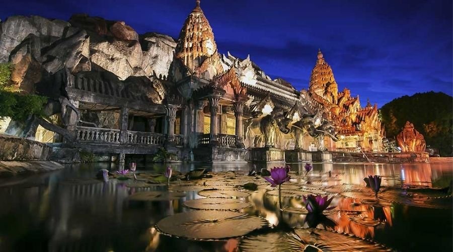 หน้าโรงละครวังไอยราอันยิ่งใหญ่