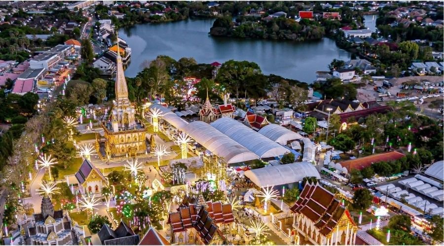 ภาพมุมสูงสถาปัตยกรรมและบรรยากาศรอบวัดฉลองภูเก็ต